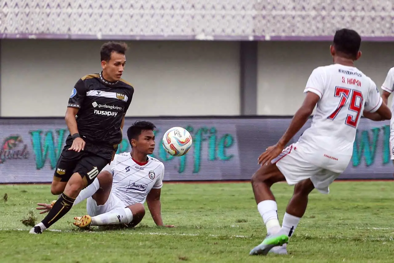 Dewa United Kalahkan...
