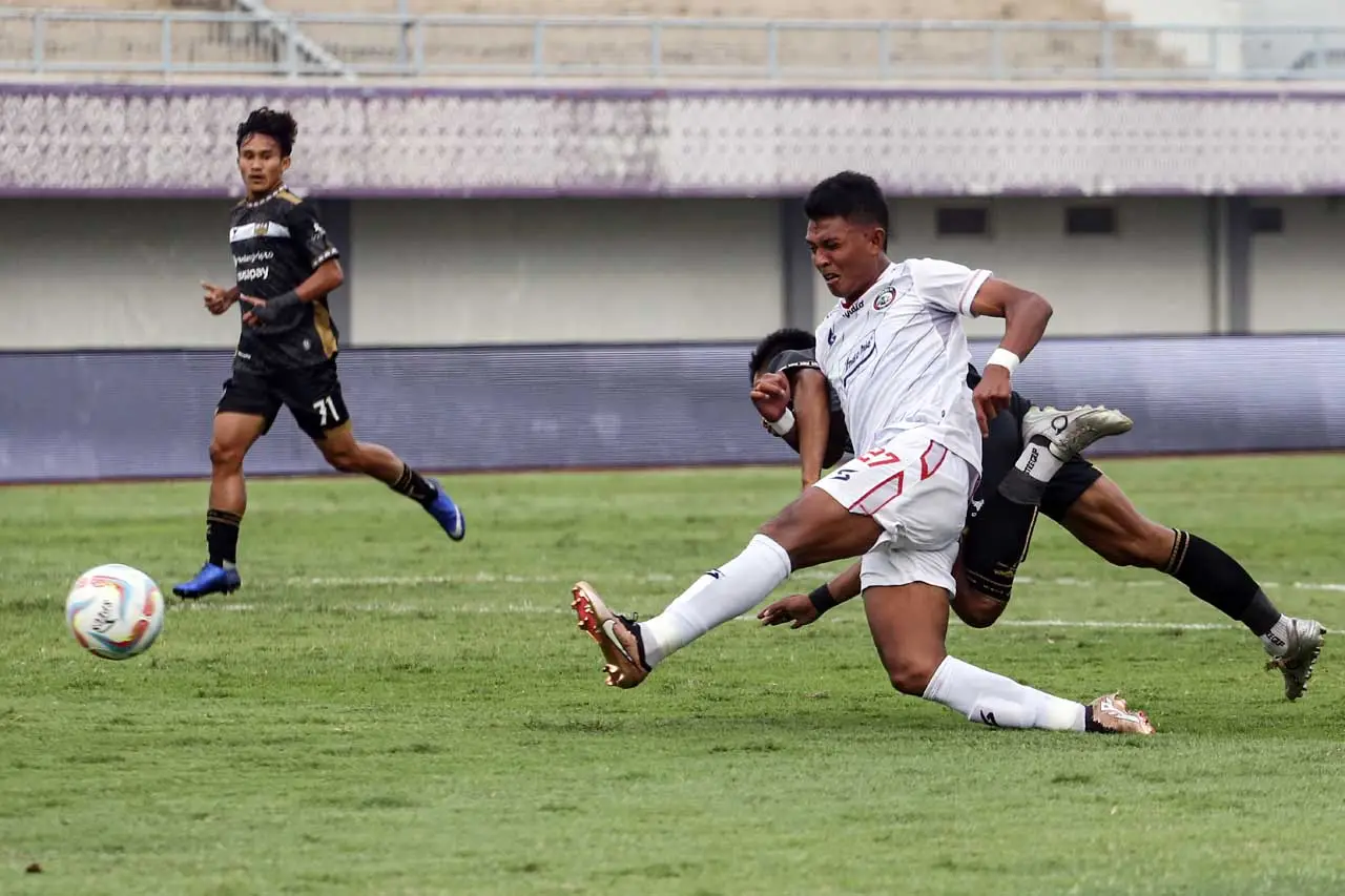 Dewa United Kalahkan...