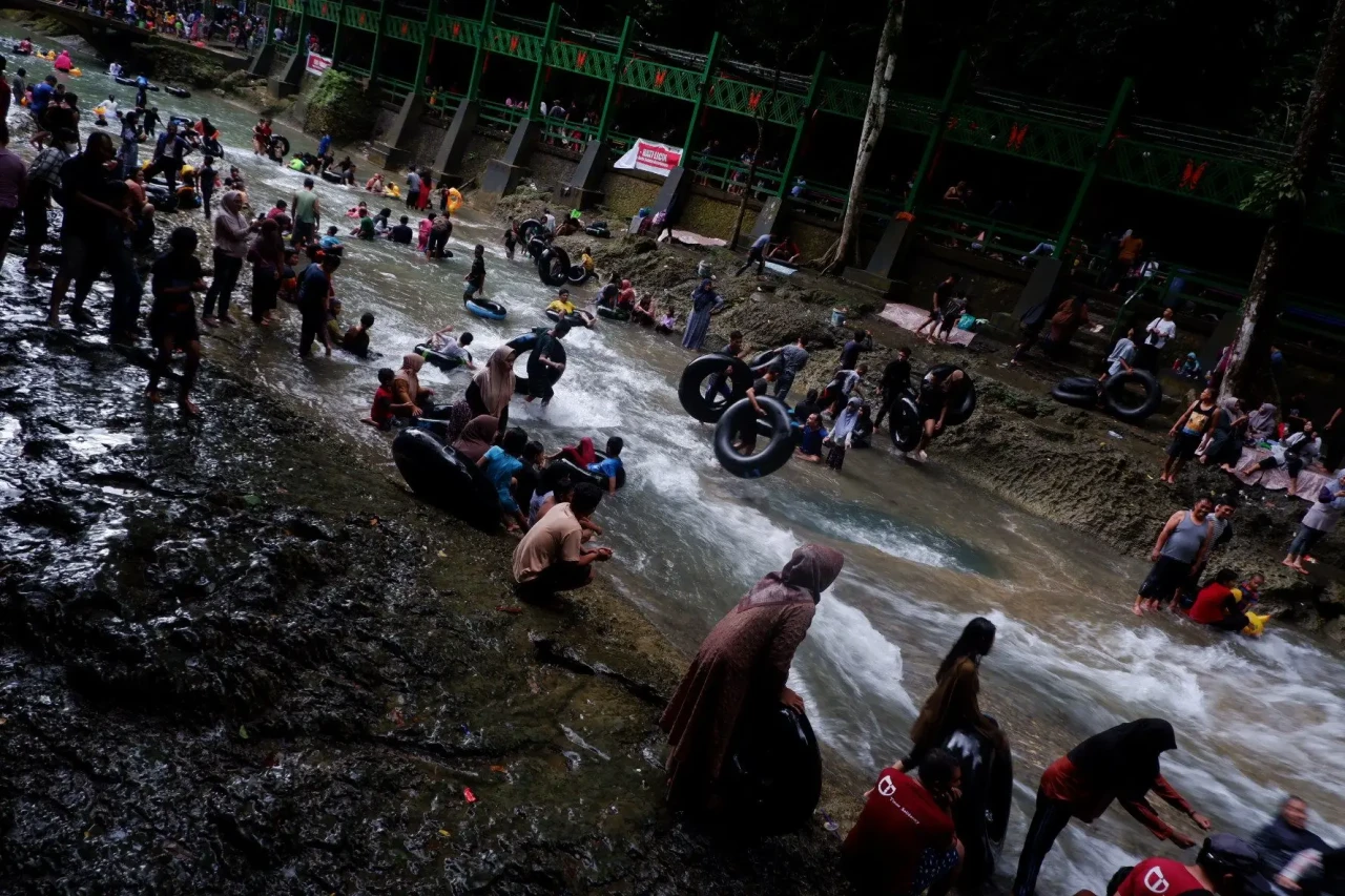 Pengunjung Padati Wisata...
