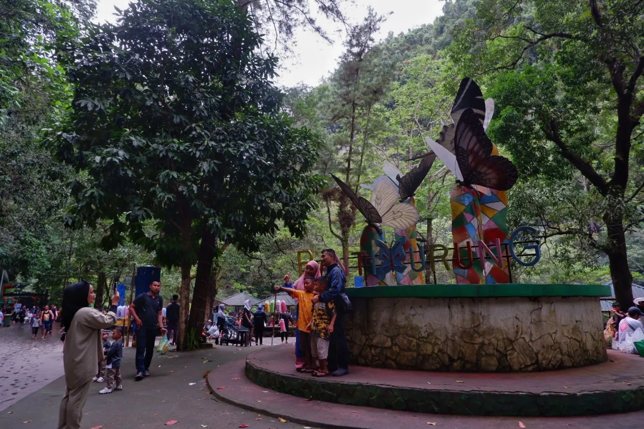 Pengunjung Padati Wisata...