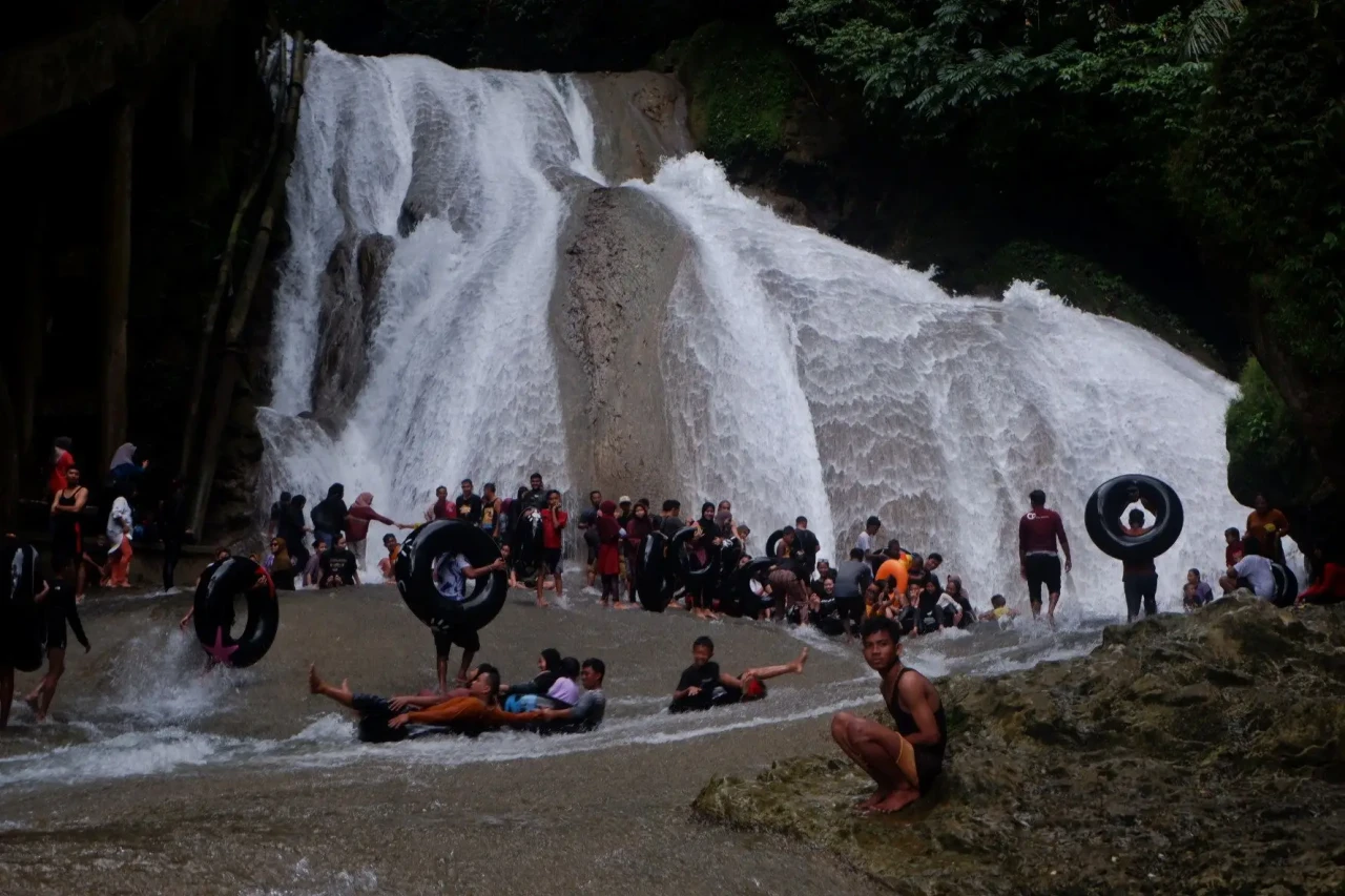 Pengunjung Padati Wisata...