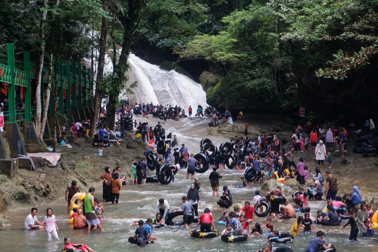 Pengunjung Padati Wisata...