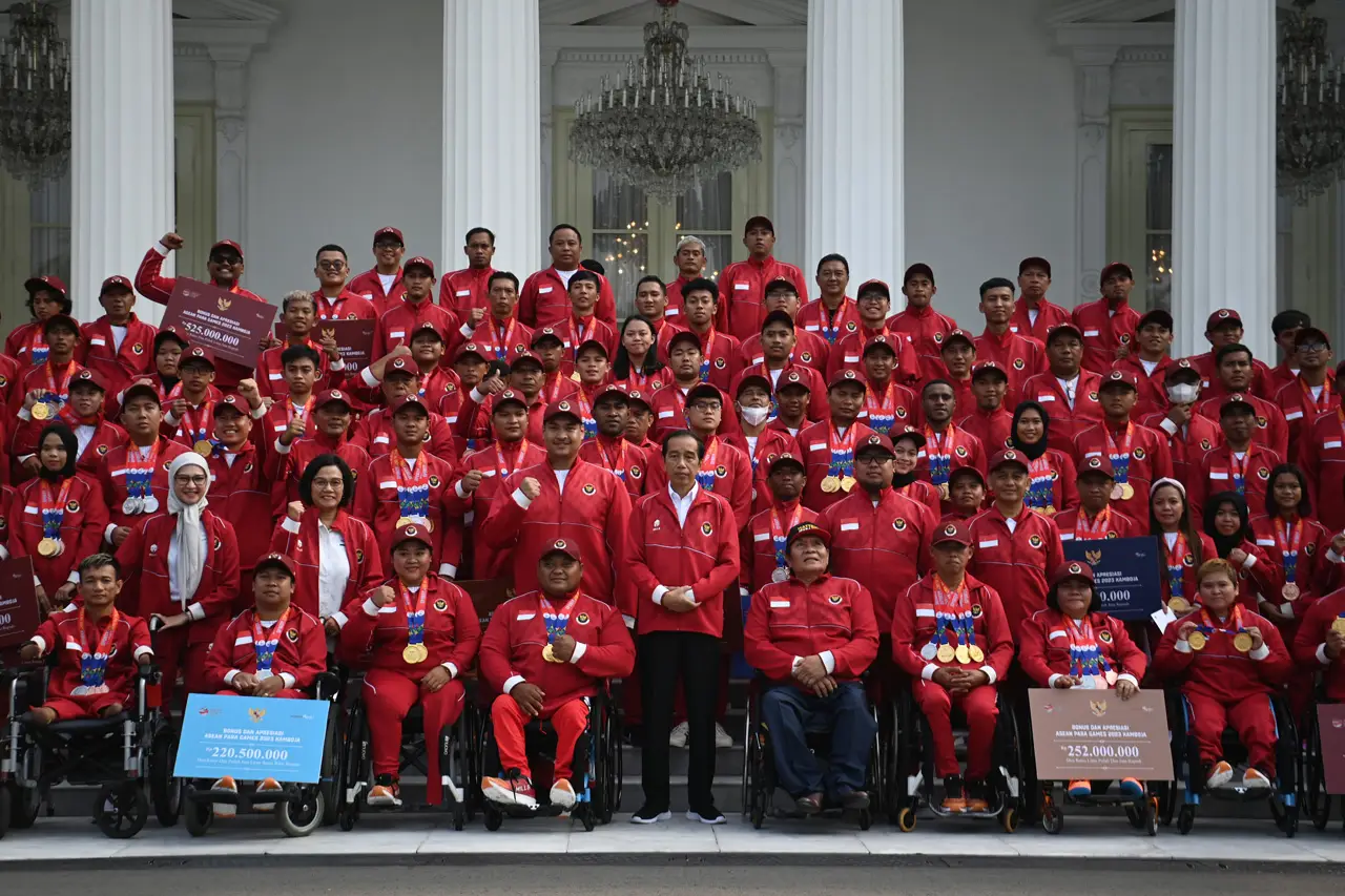 Presiden Jokowi Serahkan...