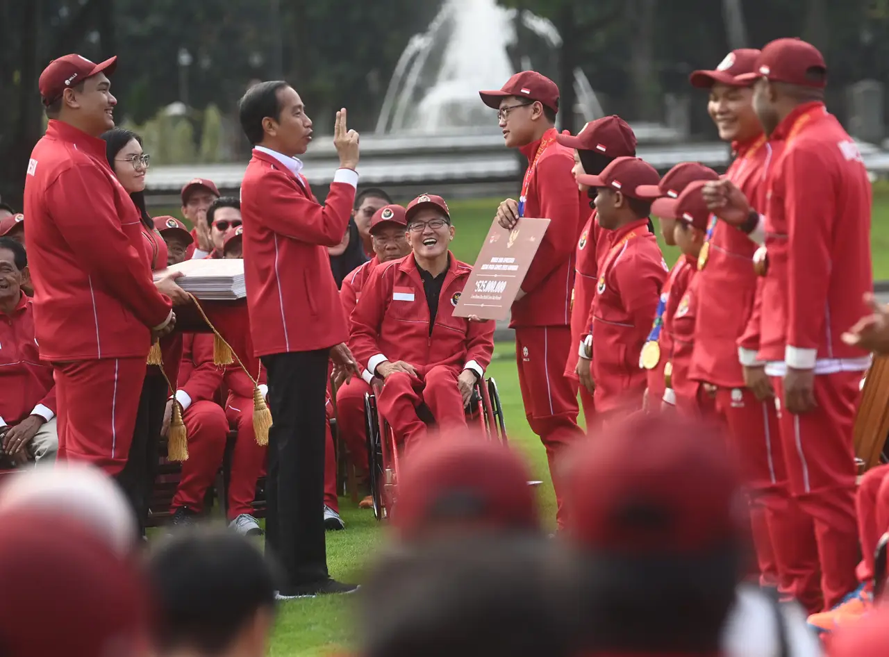 Presiden Jokowi Serahkan...