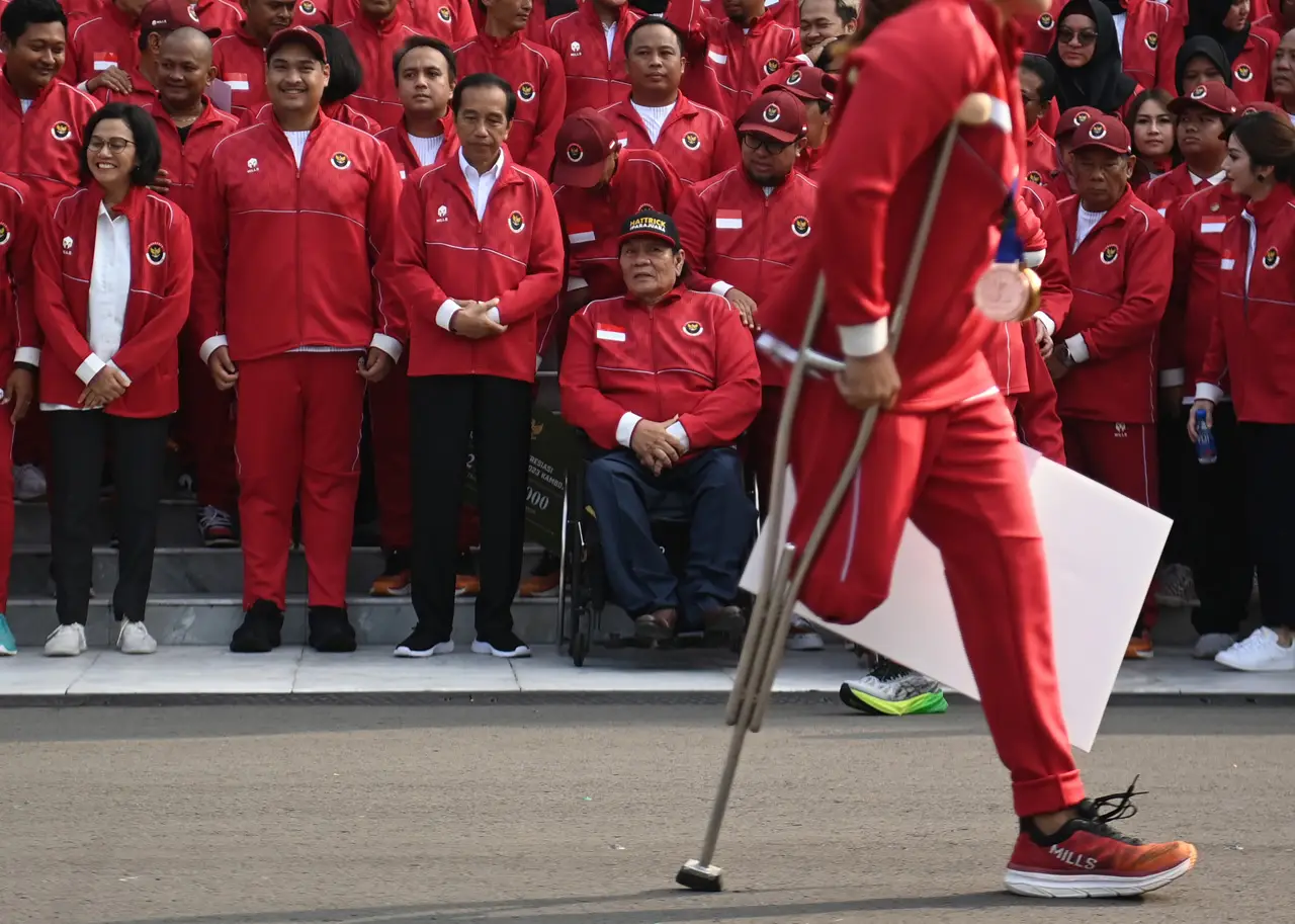 Presiden Jokowi Serahkan...