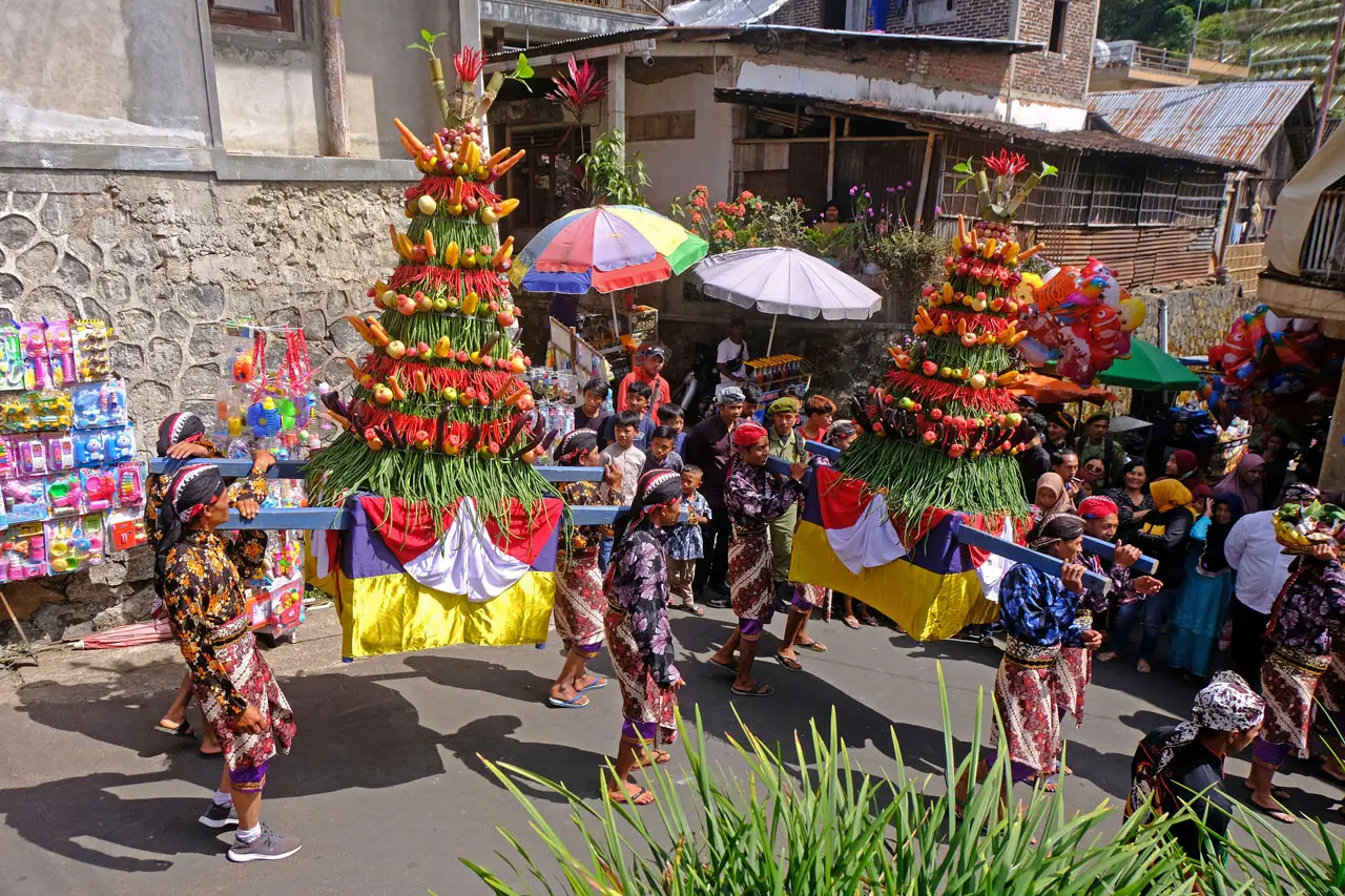 Tradisi Grebeg Besar...