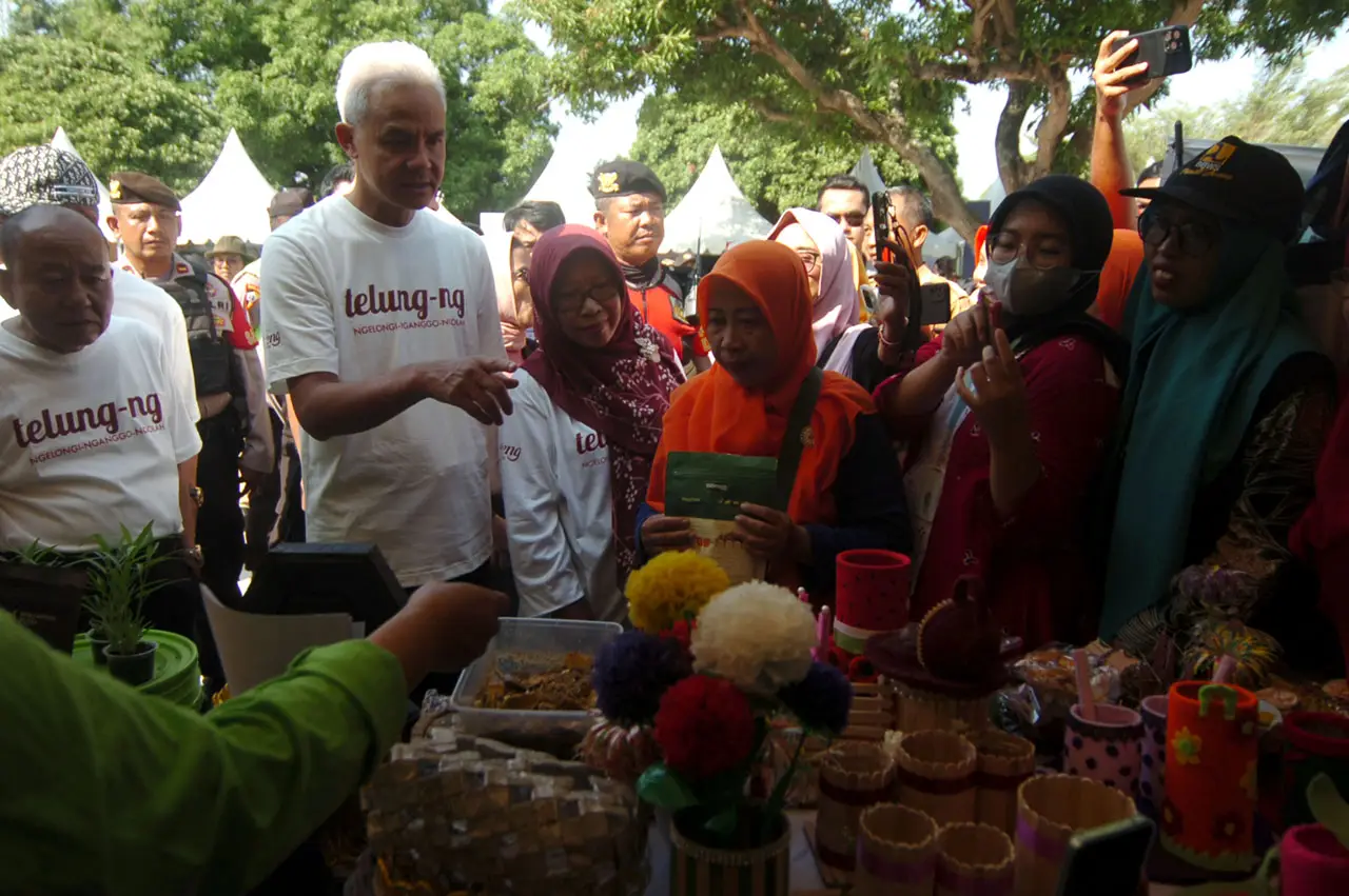 Gubernur Jateng Peringati...
