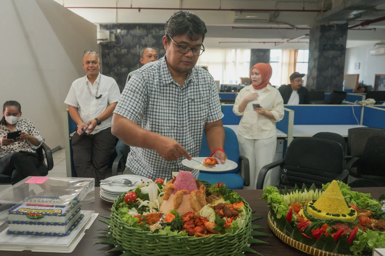 Tradisi Potong Tumpeng...