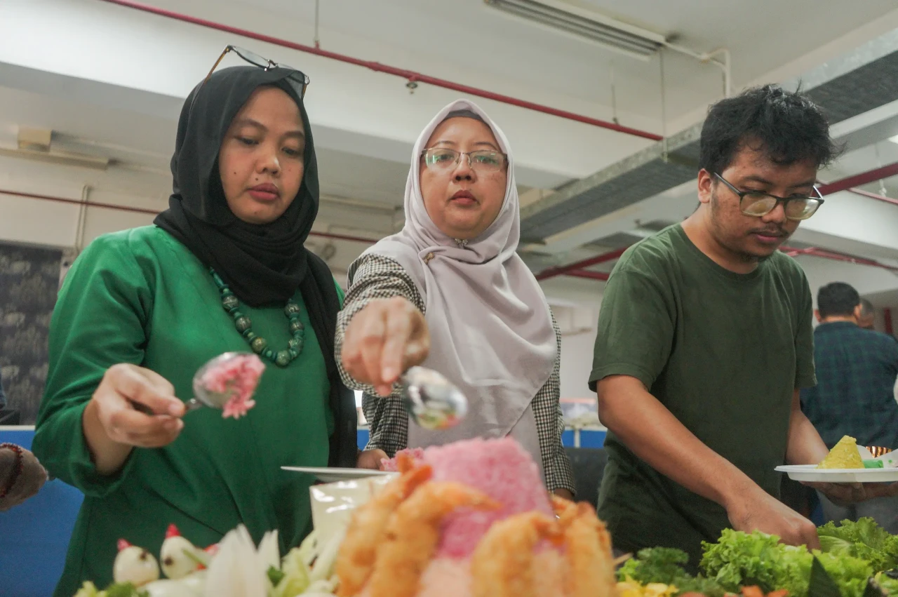 Tradisi Potong Tumpeng...