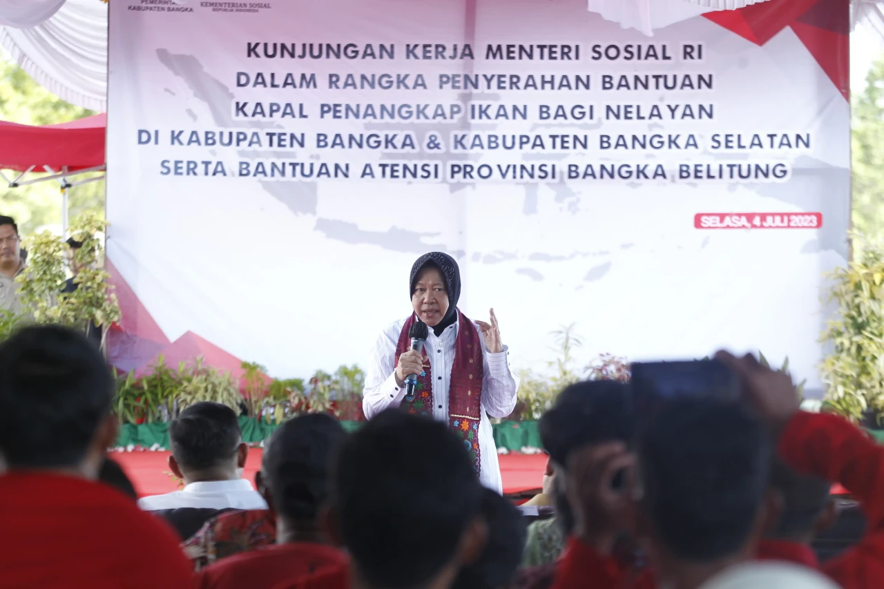 Mensos Risma Serahkan...