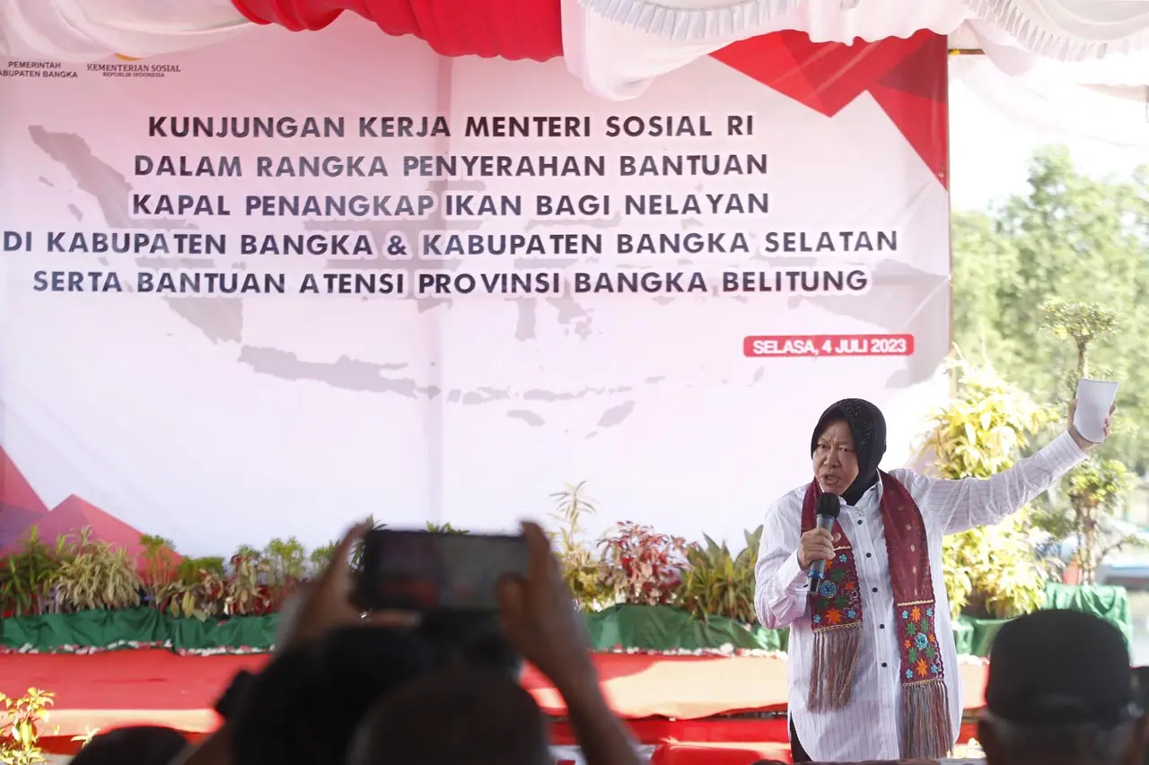 Mensos Risma Serahkan...