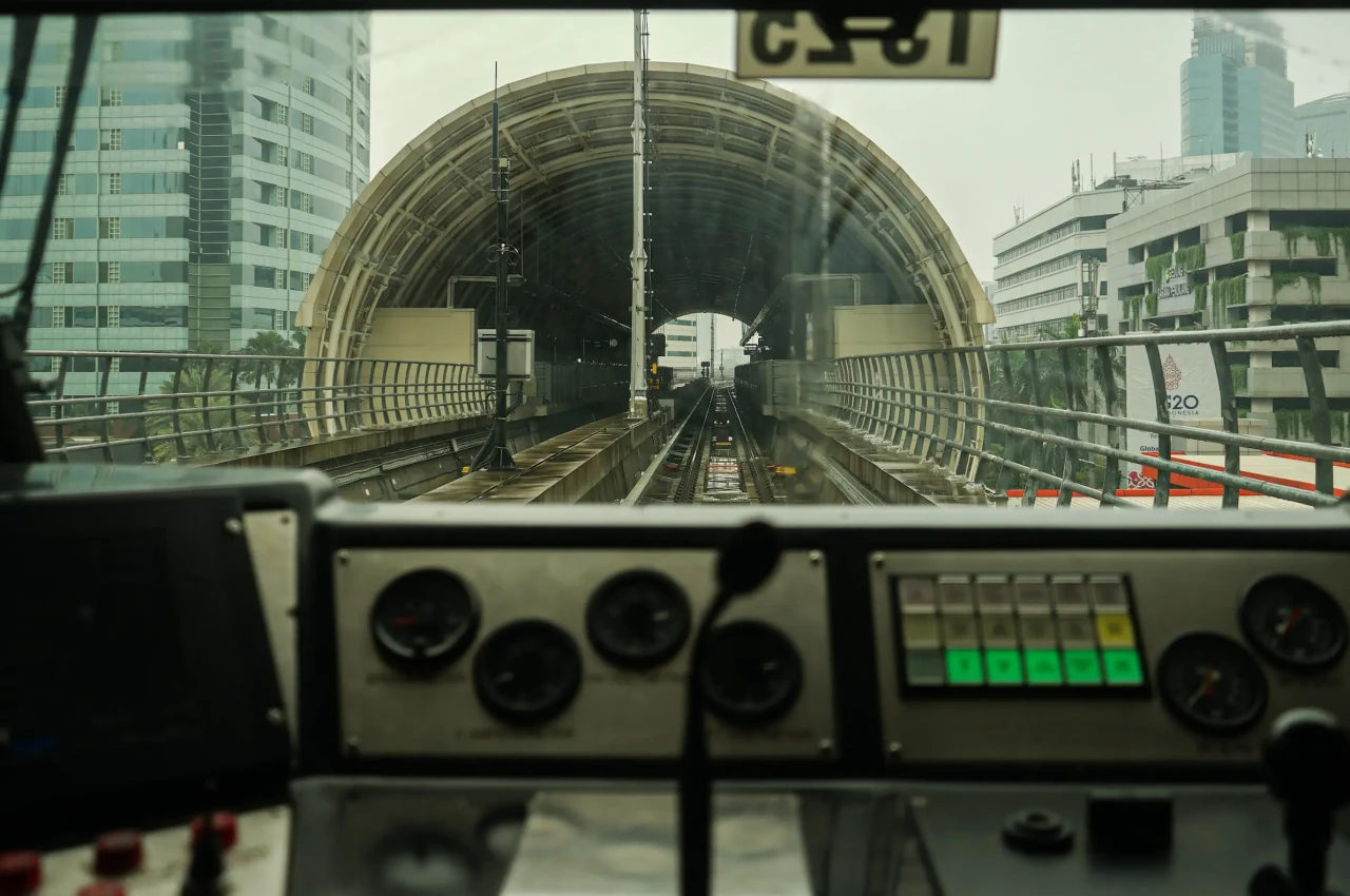 Menjajal LRT Jabodebek...