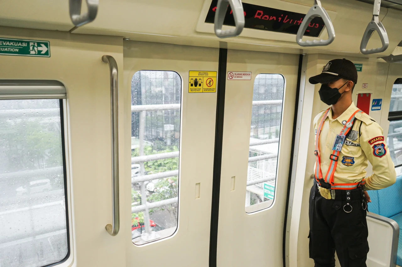 Menjajal LRT Jabodebek...