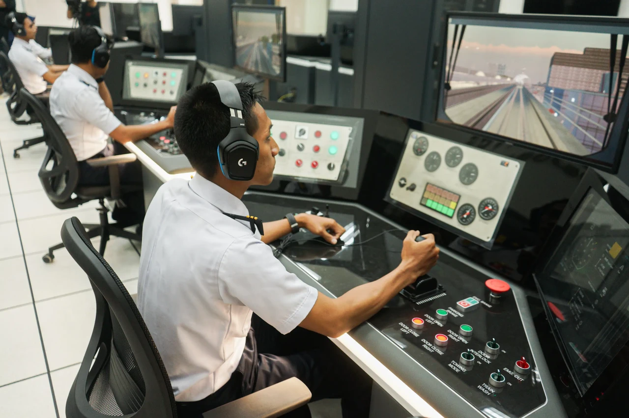 Melihat Pelatihan Simulator...