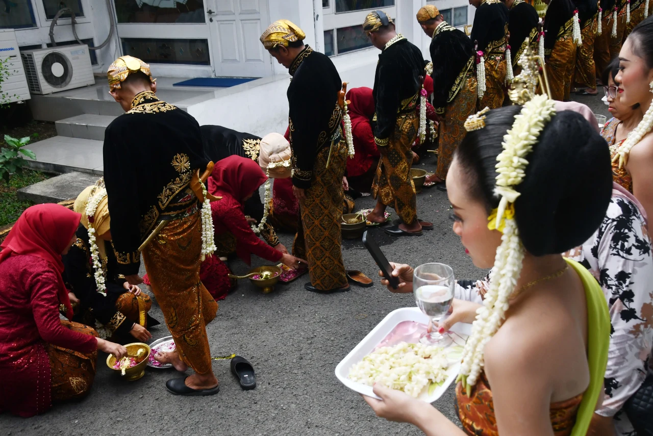 18 Pasangan Pengantin...