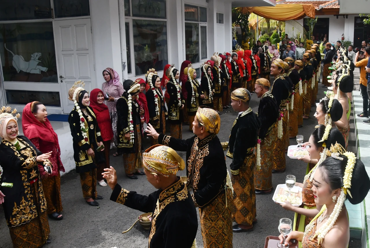 18 Pasangan Pengantin...