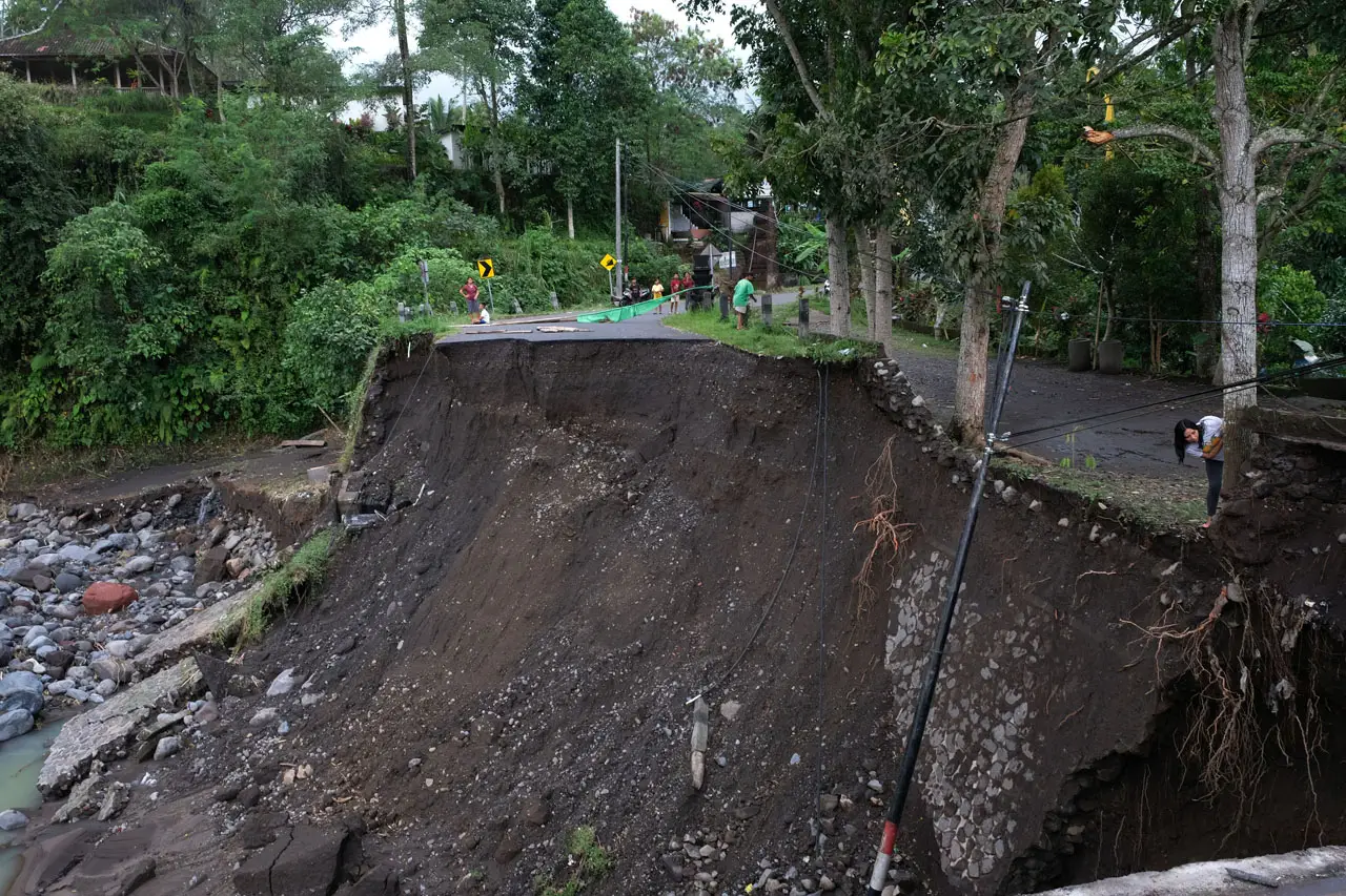 Jembatan di Bali Putus...
