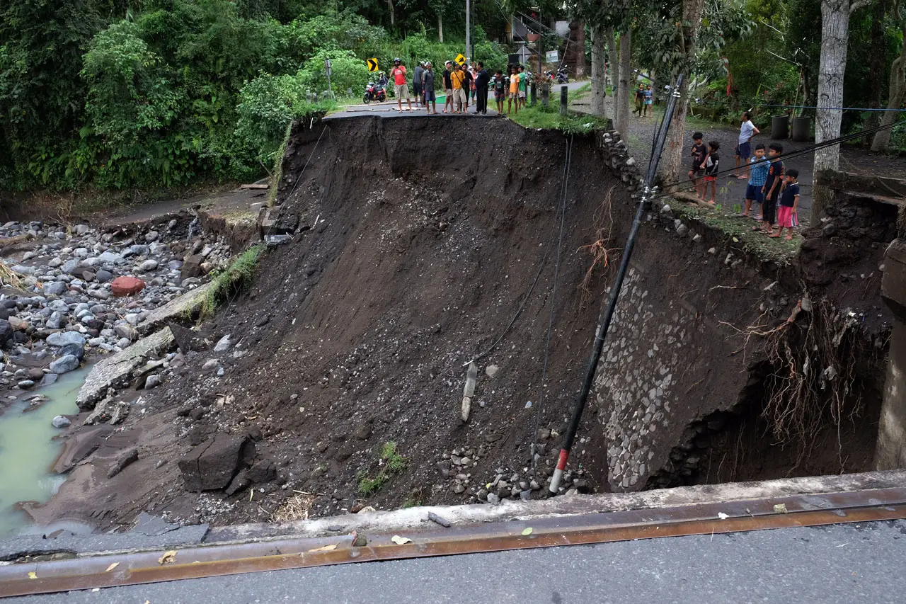 Jembatan di Bali Putus...