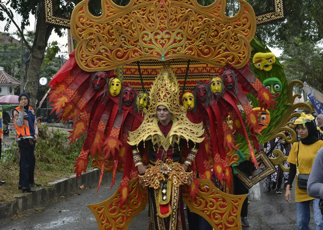 Karnaval Topeng Festival...