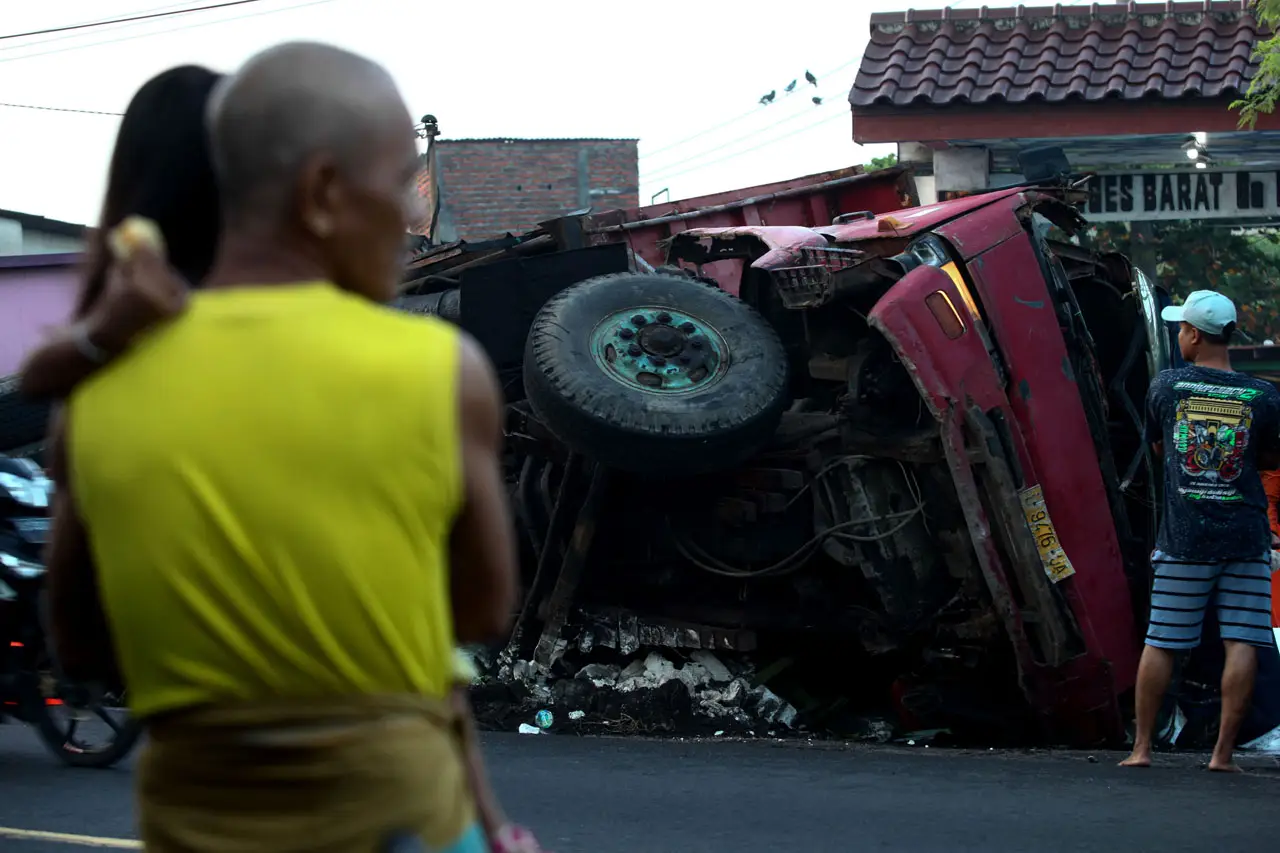 Truk Bermuatan Pupuk...