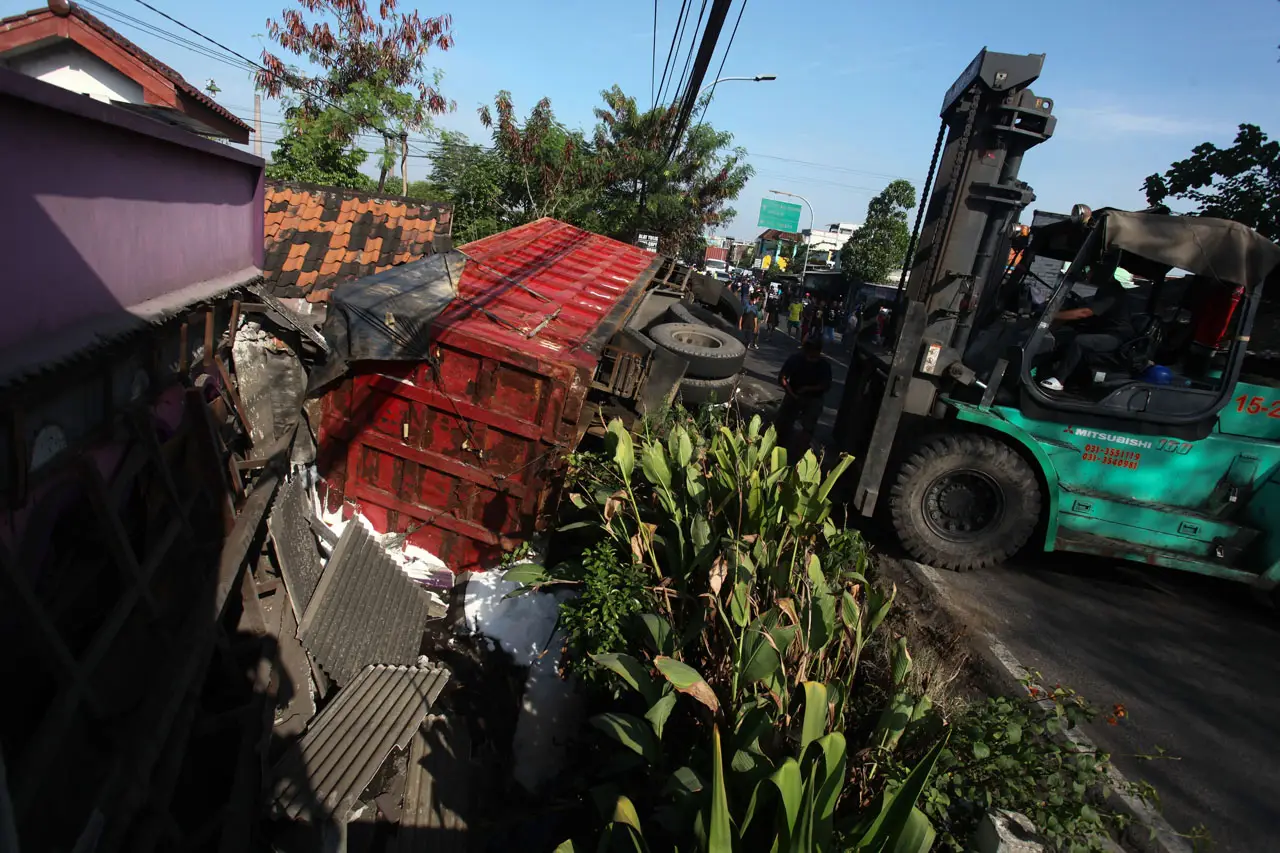 Truk Bermuatan Pupuk...