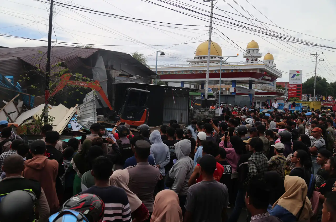 Panas, Eksekusi Bangunan...