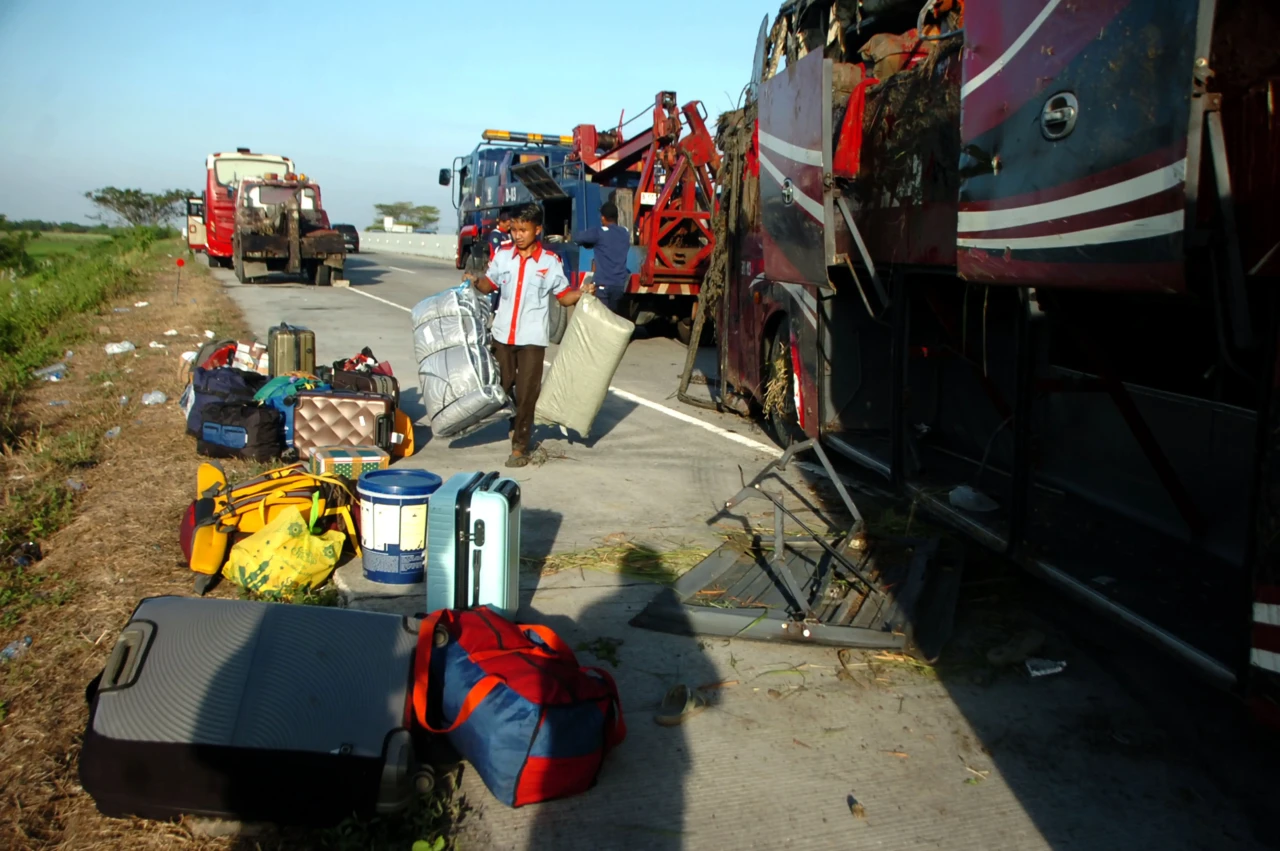 Kecelakaan Bus di Tol...