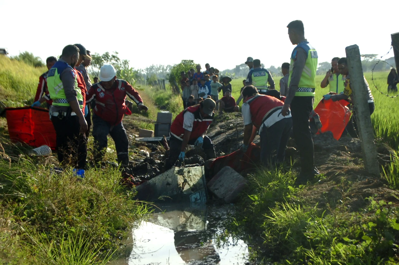 Kecelakaan Bus di Tol...