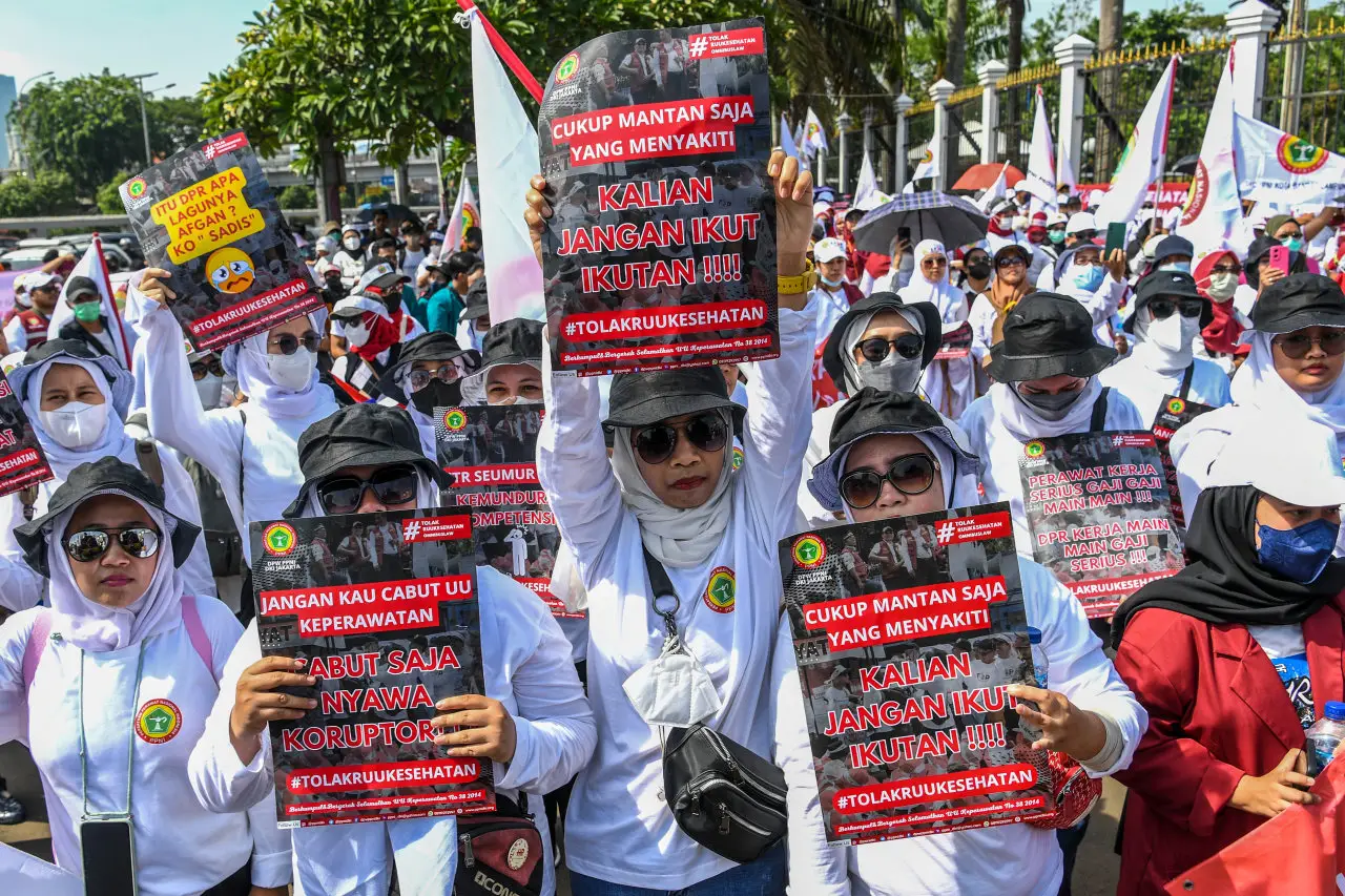 Ribuan Nakes Gelar Aksi...