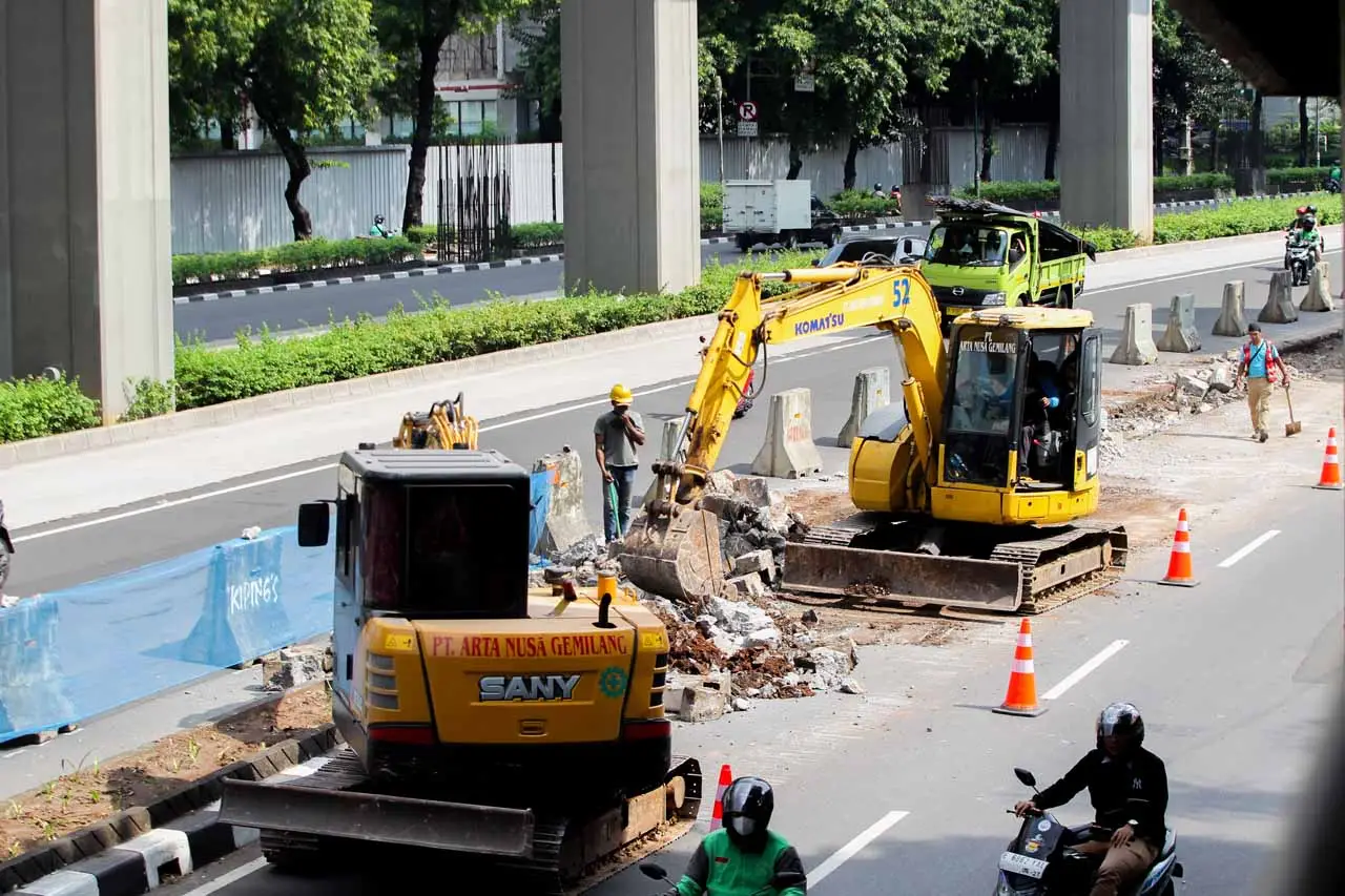 Pembatas Jalan di Sepanjang...