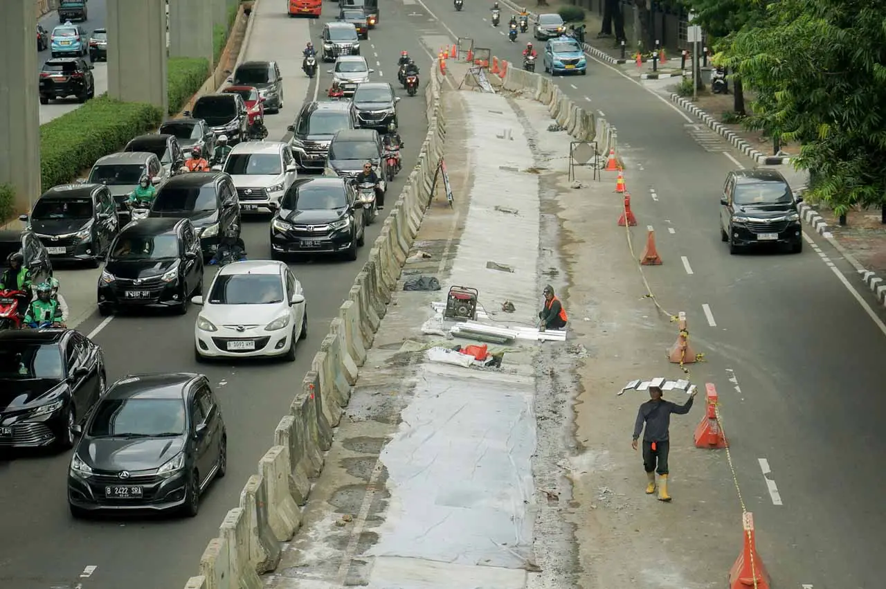 Pembatas Jalan di Sepanjang...