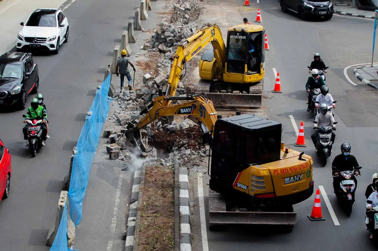 Pembatas Jalan di Sepanjang...