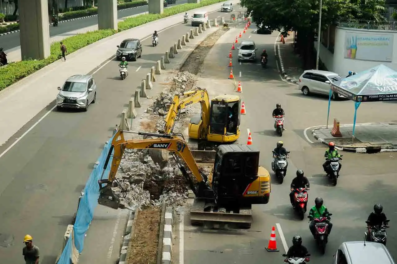 Pembatas Jalan di Sepanjang...