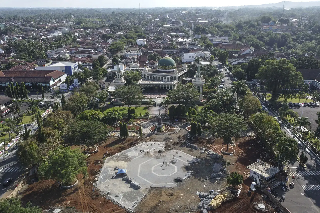 Revitalisasi Alun-Alun...