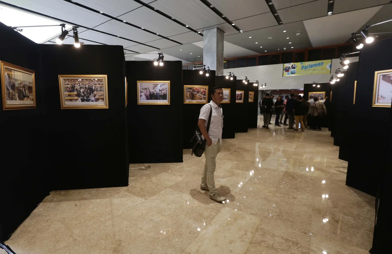 Pameran Foto Warna-Warni...