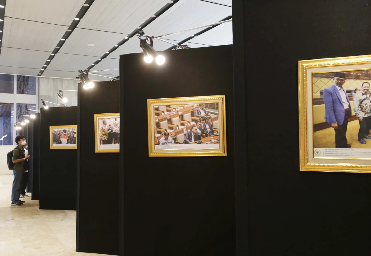 Pameran Foto Warna-Warni...