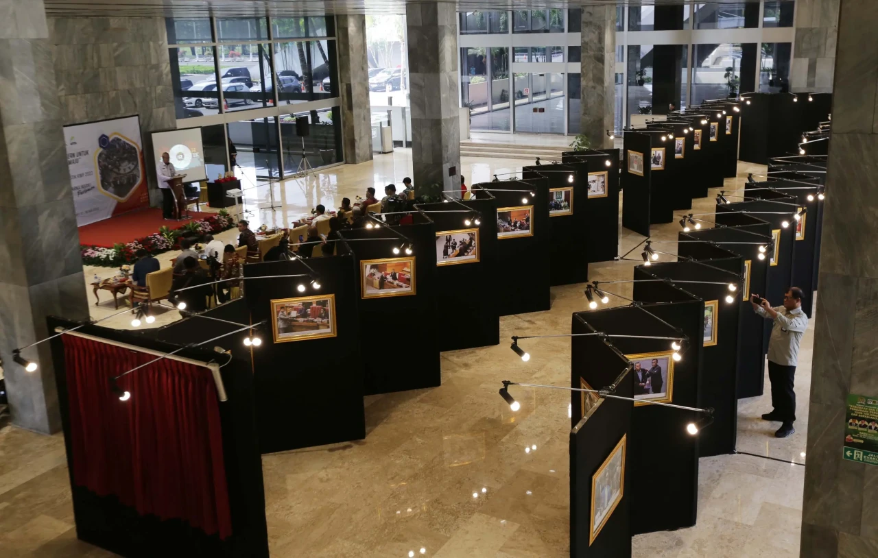 Pameran Foto Warna-Warni...