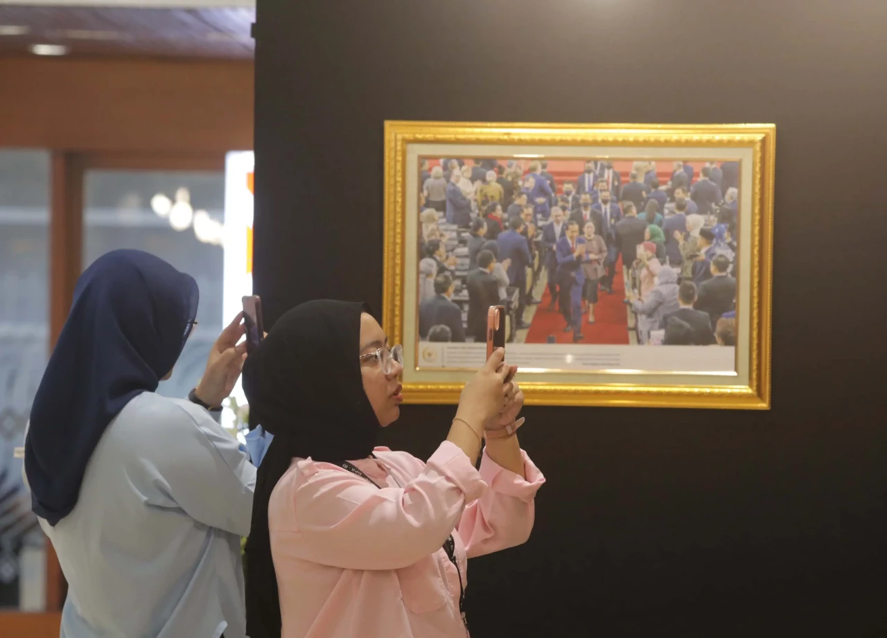 Pameran Foto Warna-Warni...