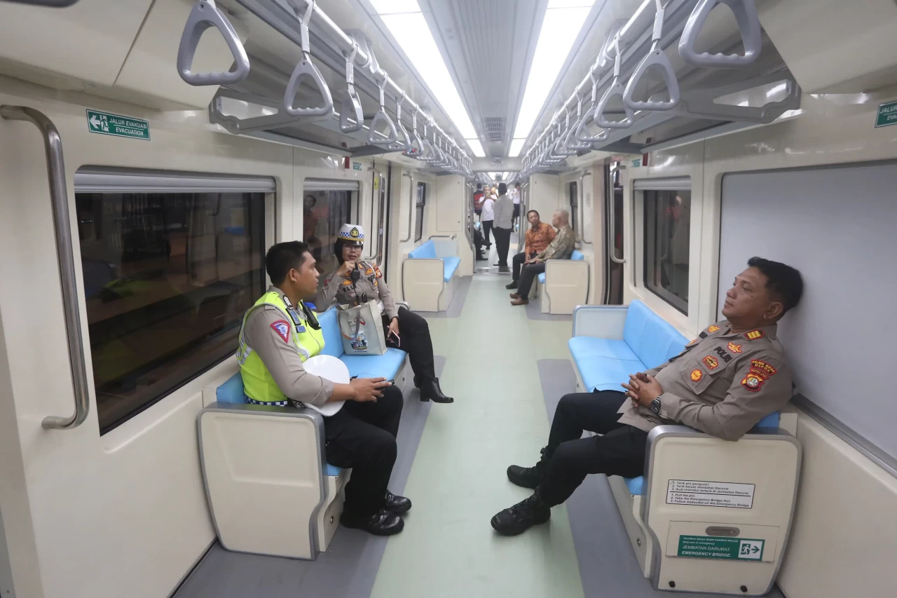 Uji Coba Terbatas LRT...