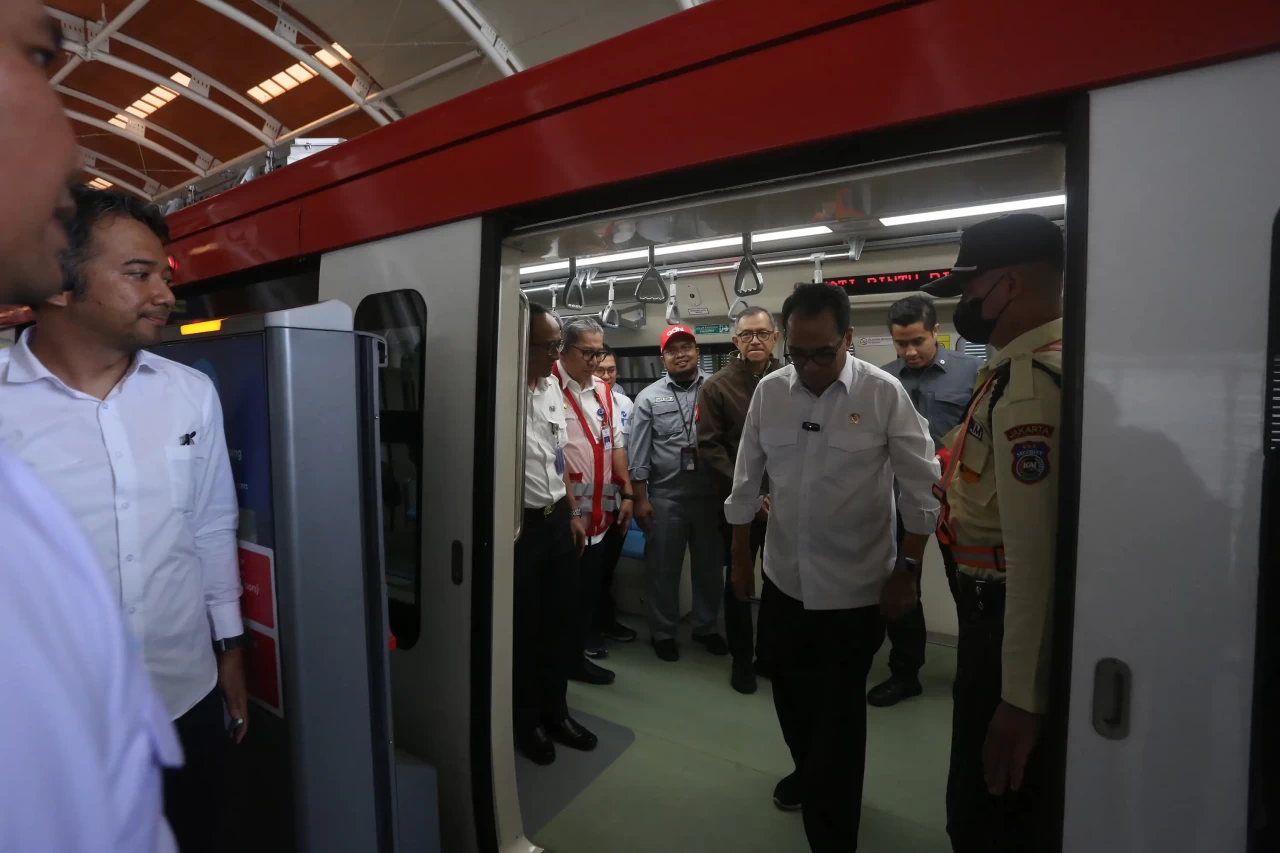 Uji Coba Terbatas LRT...