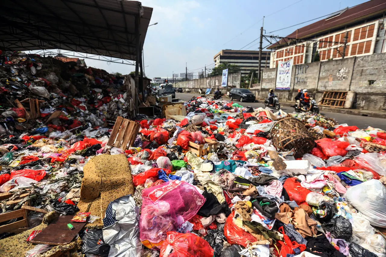 Gunungan Sampah Meluber...