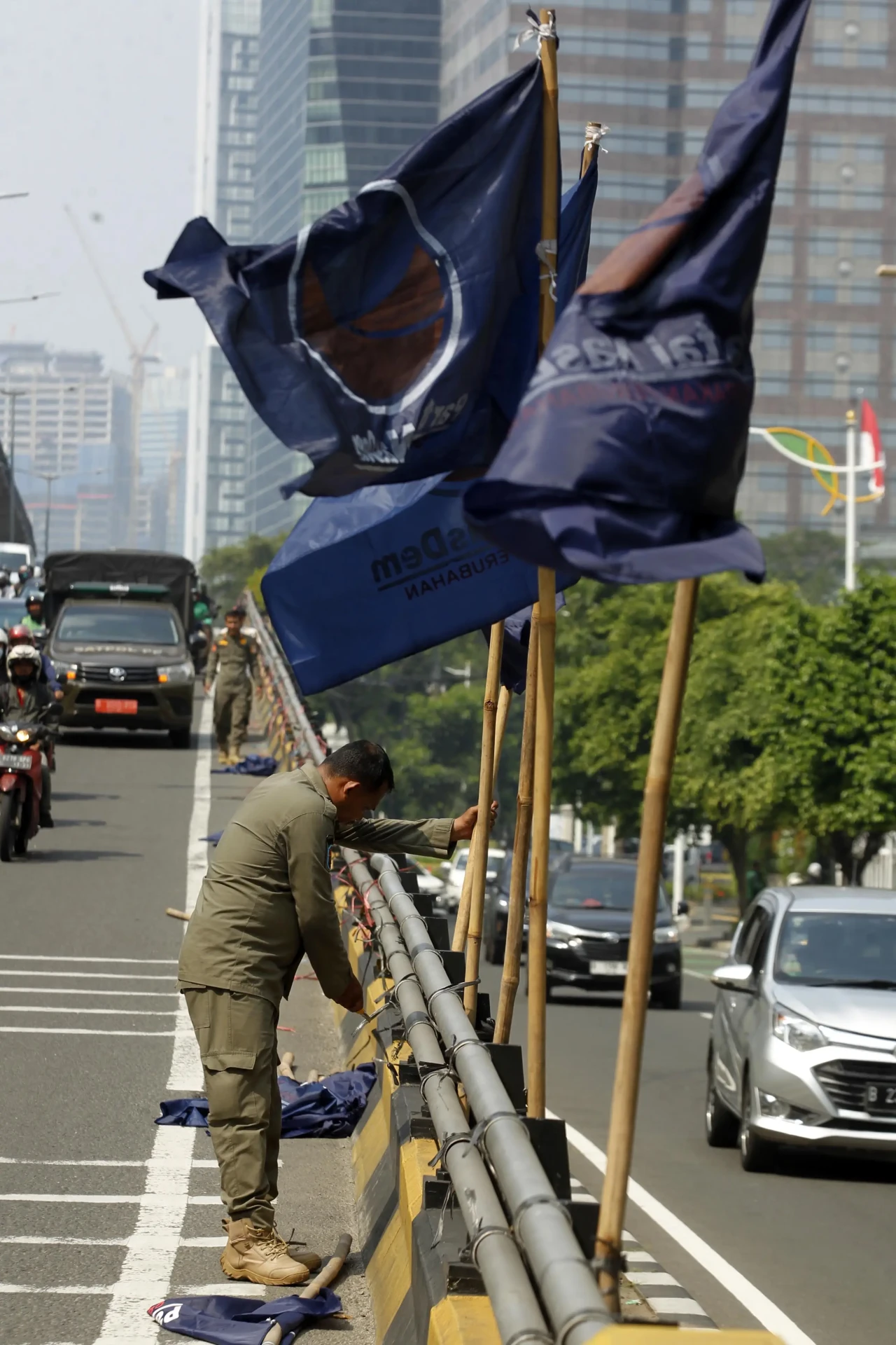 Penertiban Atribut Partai...