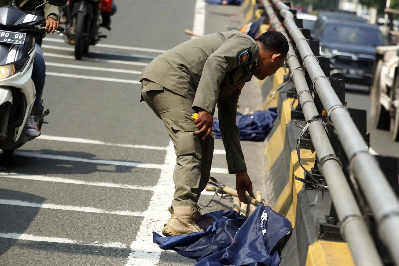 Penertiban Atribut Partai...