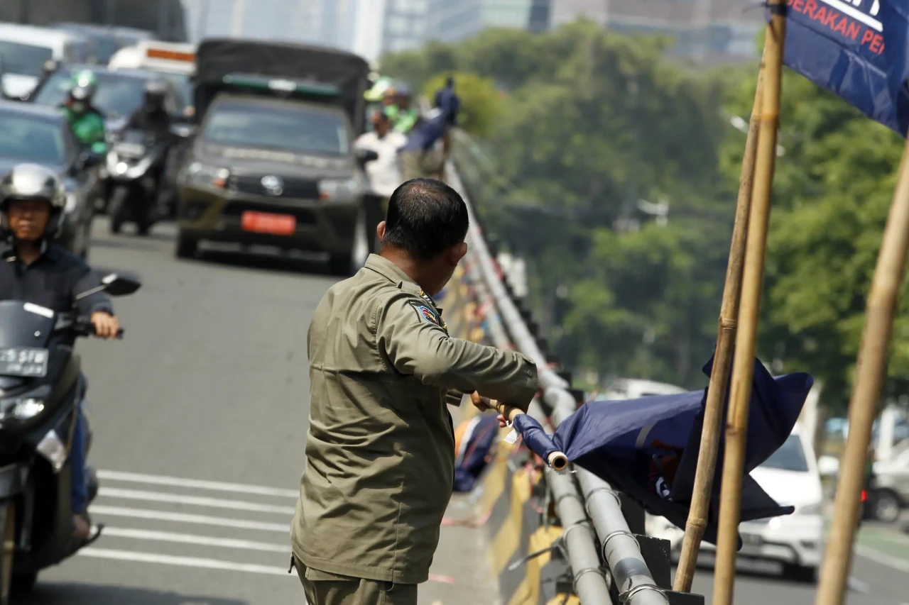 Penertiban Atribut Partai...