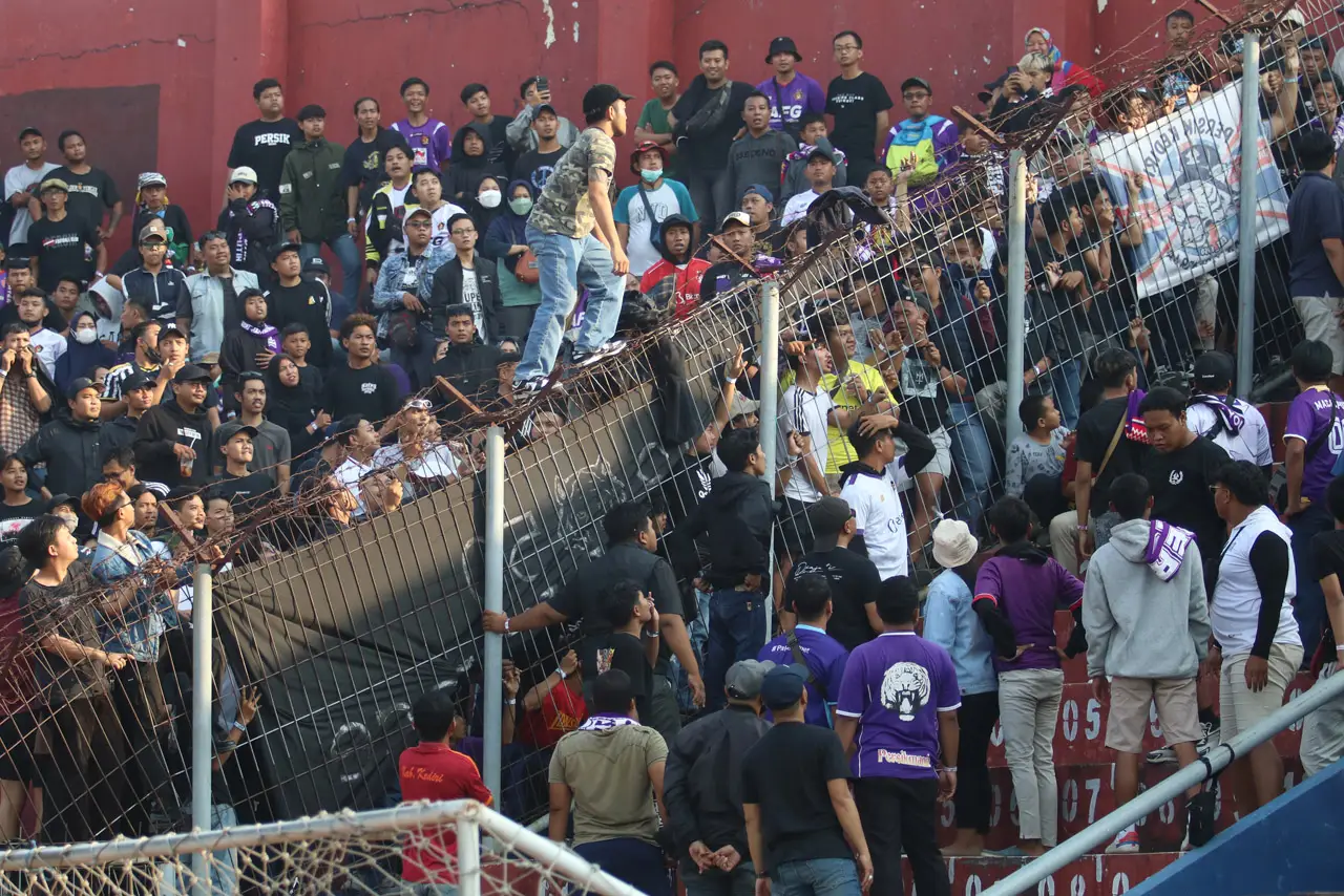 Memalukan, Laga Persik...