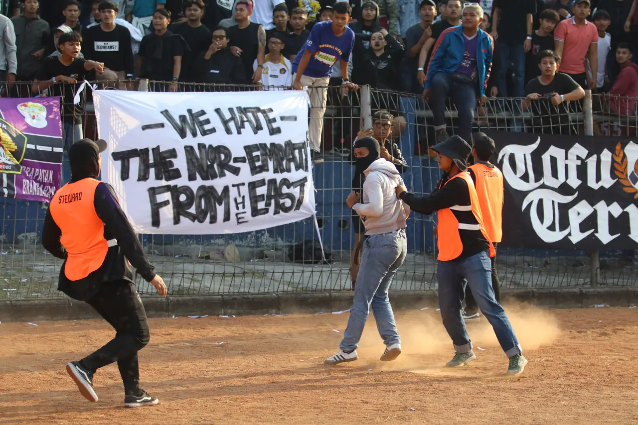 Memalukan, Laga Persik...