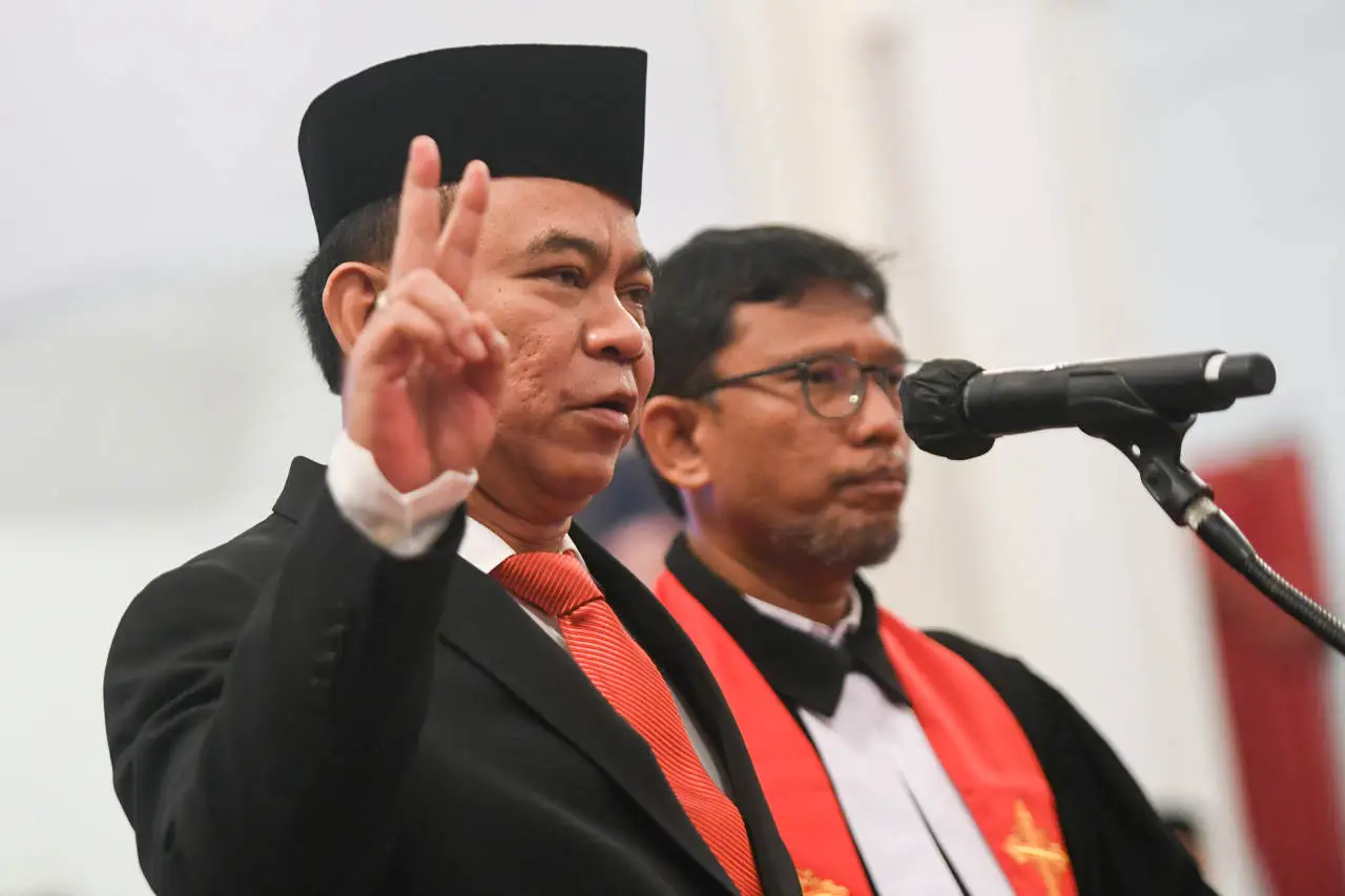 Jokowi Lantik Budi Arie...