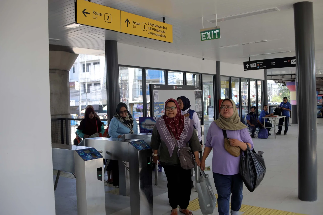 Halte Kampung Melayu...