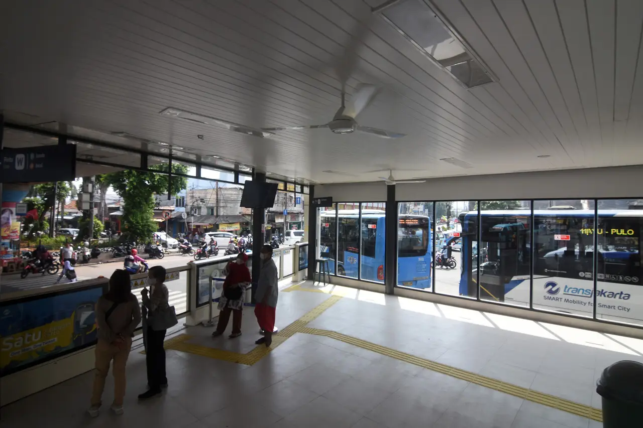 Halte TransJakarta Kampung...