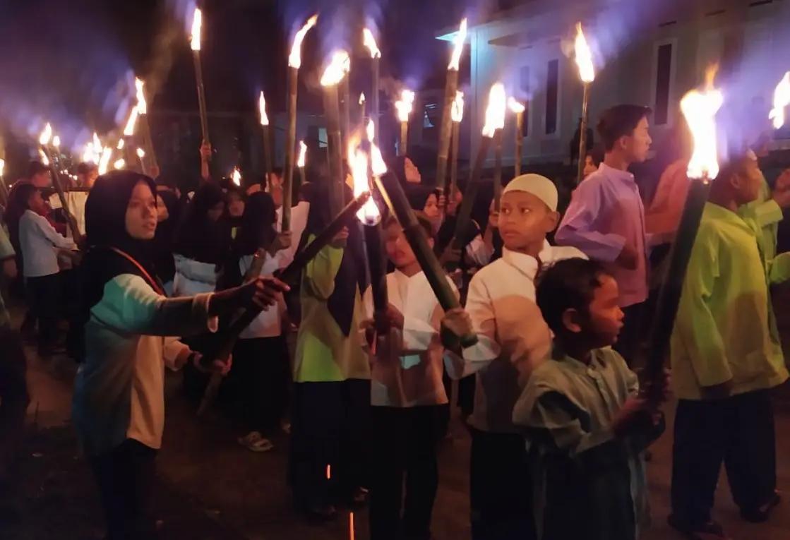 Semarak Pawai Obor Peringati...